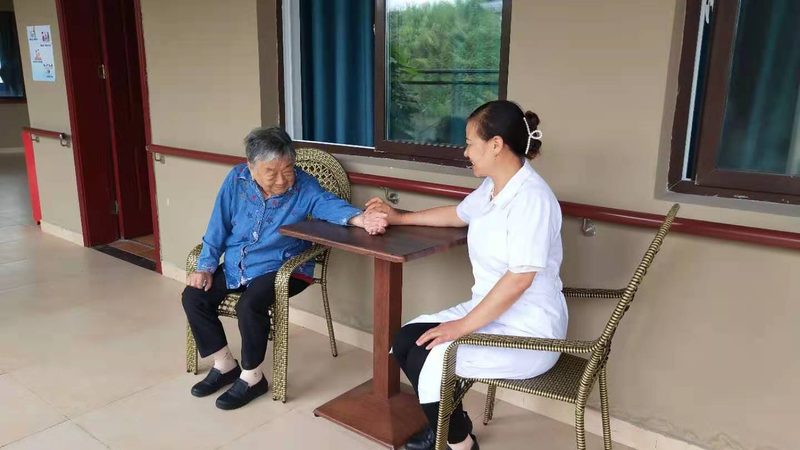 选择护理机构时，首先要关注其资质。可以参考以下标准：